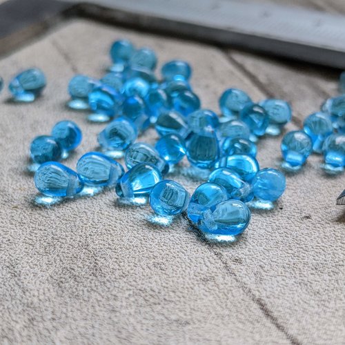 Petites perles gouttes en verre bleu clair 6x4mm x42
