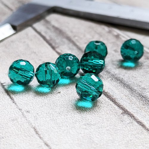 Perles rondes en verre à facettes vert émeraude 8 mm x7
