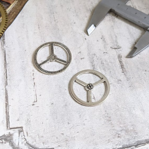 Breloques pendentifs connecteurs engrenages métal argenté 34mm x5