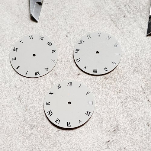 Cadran de montre rond ou cabochon plat chiffres romains blanc et noir 28mm x1
