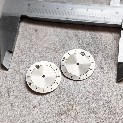 Cadrans de montre ronds argentés gris aluminium ou cabochons plats 21mm x2