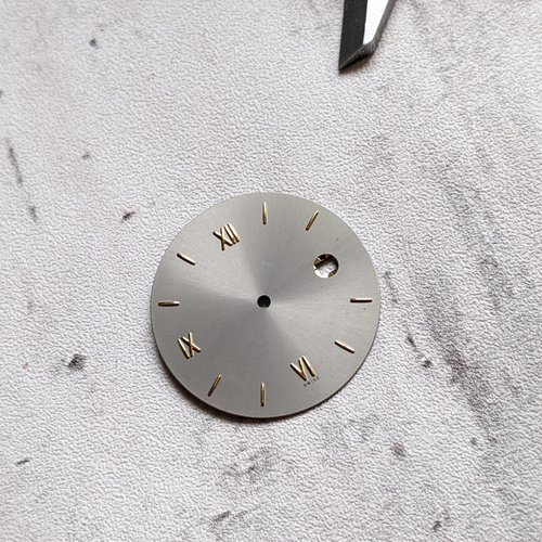Cadran de montre rond ou cabochon plat gris aluminium chiffres doré 29mm x1