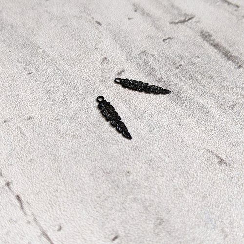 Estampes breloque pendentif plumes filigranes noires cuivre émaillé 17x4mm x2