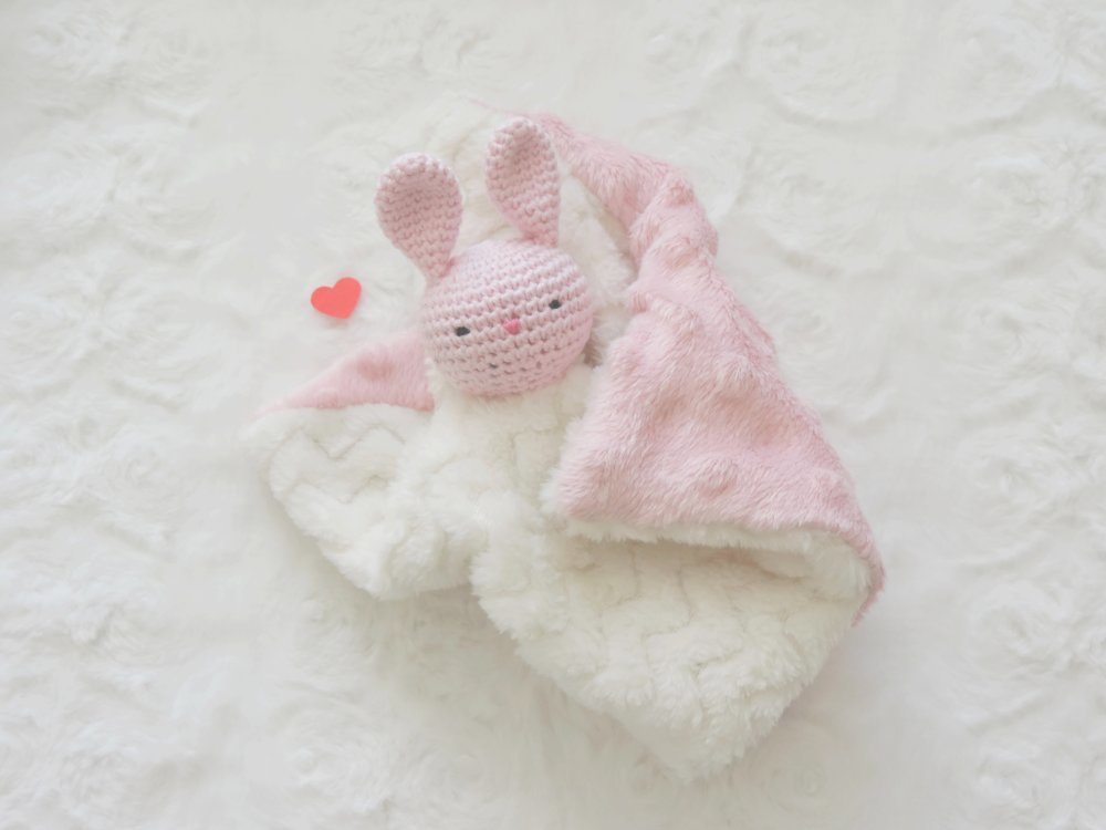 peluche lapin rose