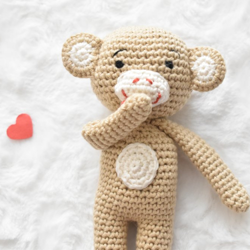 Peluche singe en coton bio, doudou singe fait main, cadeau de naissance 