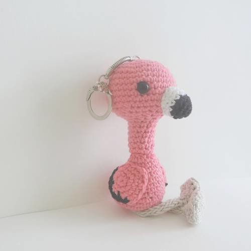 Porte clés flamant rose foncé en coton crochet