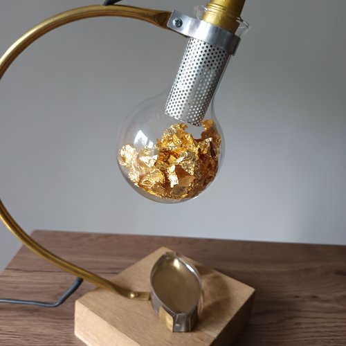 La lampe et le bloc de verre