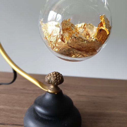 Lampe au pied de bois et de bronze