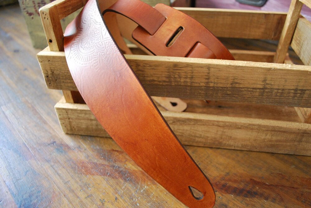 Sangle de guitare en cuir, leather guitar strap fabrication