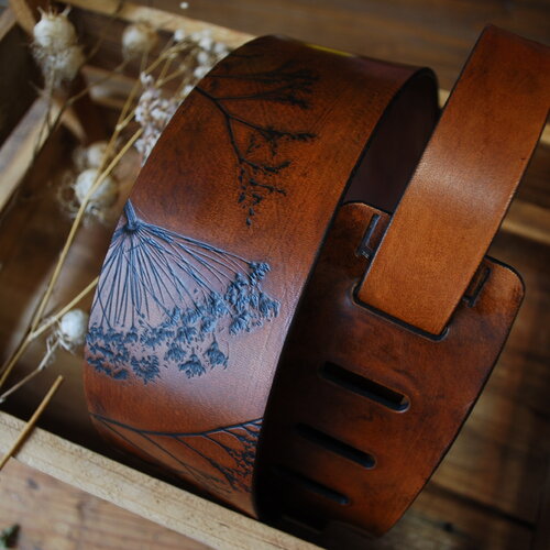 Sangle de guitare en cuir, leather guitar strap fabrication artisanale fougère