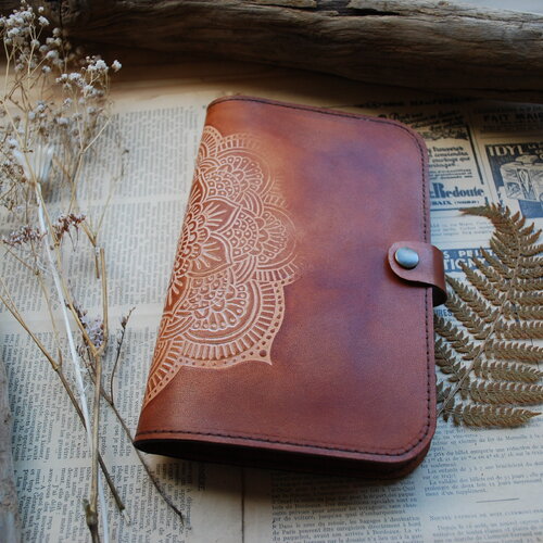Couvre carnets mandala en cuir tannage végétal embossé journal de voyage cahier de notes rechargeable