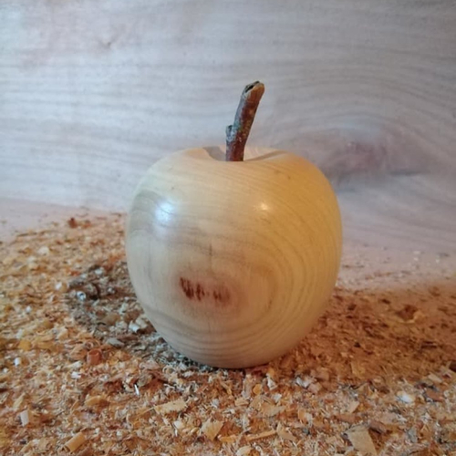 Pomme géante en bois
