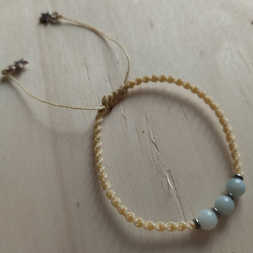 Bracelet tressé en macramé jaune clair avec des perles en amazonite - taille l ajustable