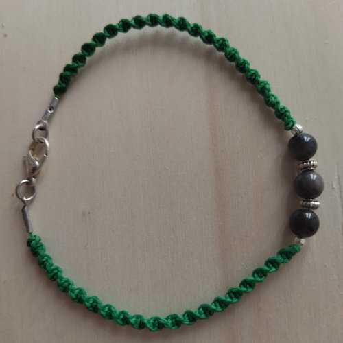 Bracelet macramé, tressage torsadé vert avec des perles en obsidienne argentée - taille l