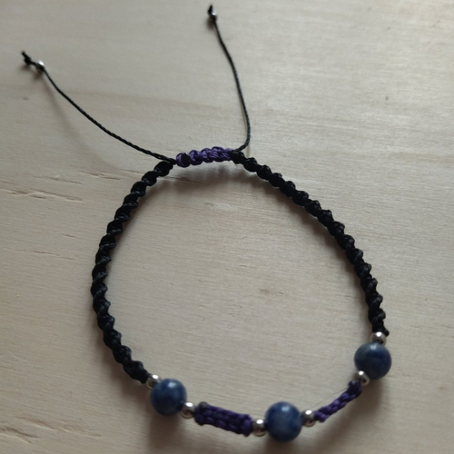 Bracelet tressé en macramé, violet et noir, avec des perles en sodalite - taille l ajustable