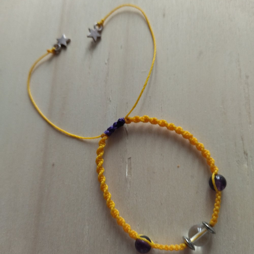 Bracelet macramé en jaune vif avec des perles en améthyste et cristal de roche - taille m ajustable