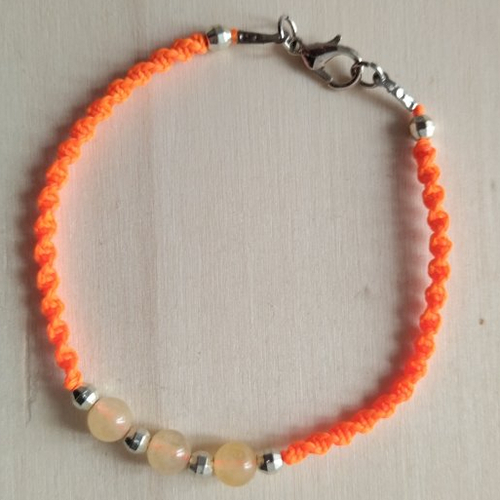 Bracelet en macramé torsadé de couleur orange fluo agrémenté de perles en citrine - taille m