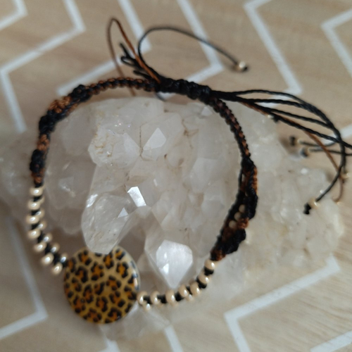 Bracelet macramé torsadé avec bouton en nacre "léopard" et perles muyki  - taille l ajustable