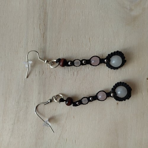 Boucles d'oreilles noires avec des perles en quartz rose