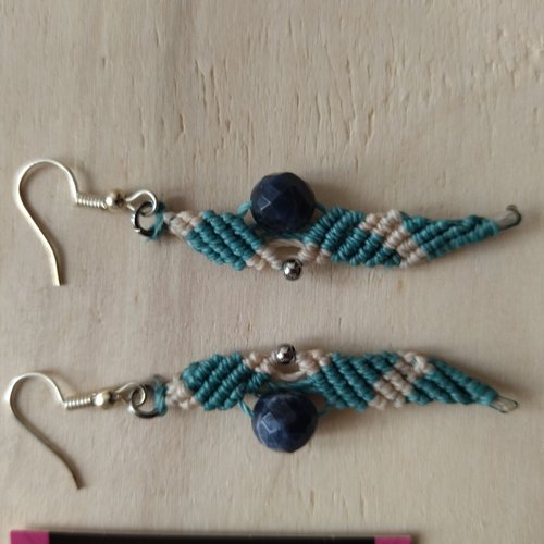 Boucles d'oreilles en linhasita bleu et beige avec des perles argentées