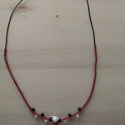 Collier avec pendentif chat chinois, perles bois et pierre de lune et tressage en rose framboise