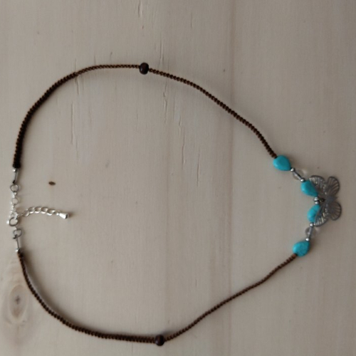 Collier avec pendentif papillon, turquoises et cristal de roche