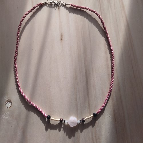 Collier avec pendentif fleur et perles en quartz rose avec des perles en agate noire et  en bois