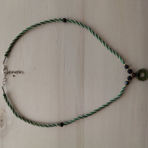 Collier avec pendentif rond vert, perles de pierre de lave et obsidienne flocon de neige