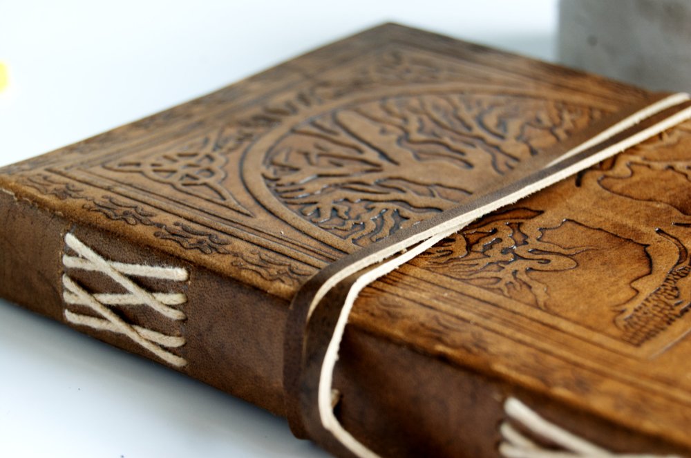 Marron fonc/é papier non lign/é Journal en cuir avec motif /œil de tigre et pierre semi-pr/écieuse clout/ée journal celtique Grimoire livre des ombres