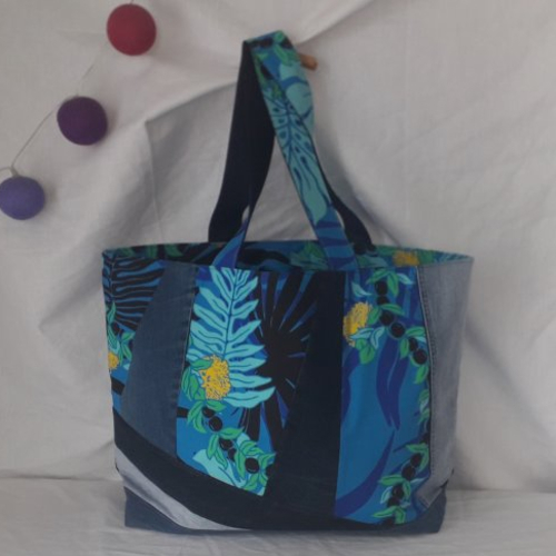 Grand sac de plage / sac de week end / grand sac cabas crazy patchwork jean/tissu des iles fleurs/bleu