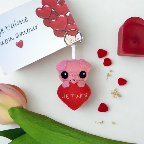 Porte clé cochon dans un coeur, bijou de sac en feutrine