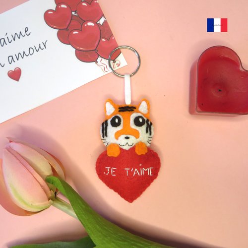 Porte clé tigre dans un coeur rouge, cadeau d'anniversaire pour elle