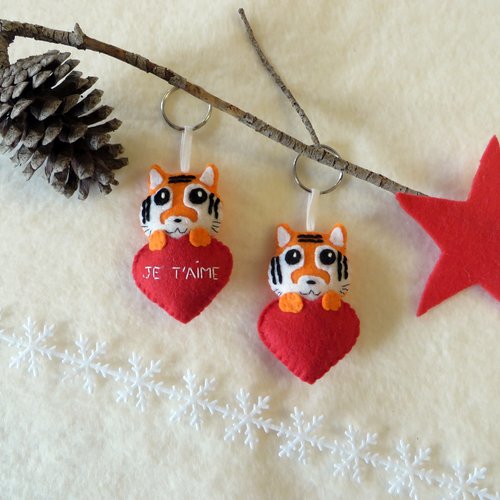 Porte clé tigre dans un coeur rouge, cadeau d'anniversaire pour elle