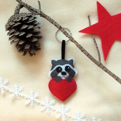 Porte clé raton laveur dans un coeur, cadeau pour dire je t'aime