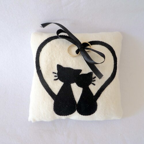 Coussin d'alliances chats noirs amoureux, porte alliance original cousu main