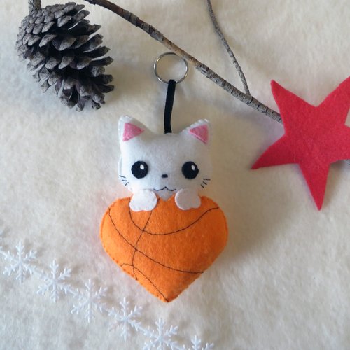 Cadeau basketball, peluche chat dans un ballon coeur