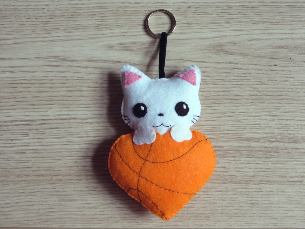 Porte clé chat, mignon, dans un coeur, en feutrine, fait main, petit cadeau  de noel : bijoux-de-sac par ibelieveicanfil