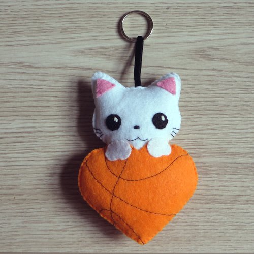 Cadeau basketball, peluche chat, mignon, dans un ballon coeur, orange, en feutrine, fait main