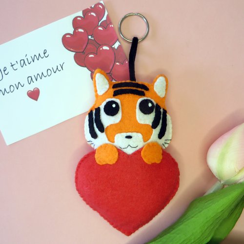 Peluche tigre, idée cadeau pour dire je t'aime, mignon, dans un coeur rouge, à suspendre, en feutrine, fait main