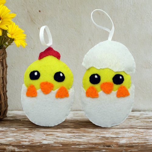 Décoration de pâques, poussins dans leur coquille