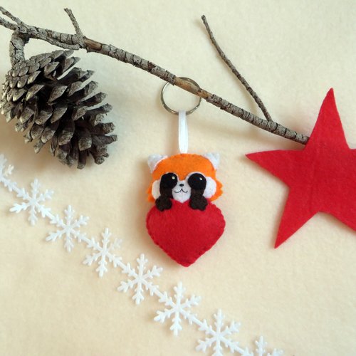 Porte clé panda roux dans un coeur rouge, cadeau pour dire je t'aime