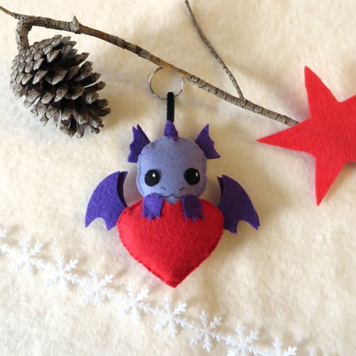 Peluche dragon kawaii dans un coeur rouge, cadeau pour dire je t'aime