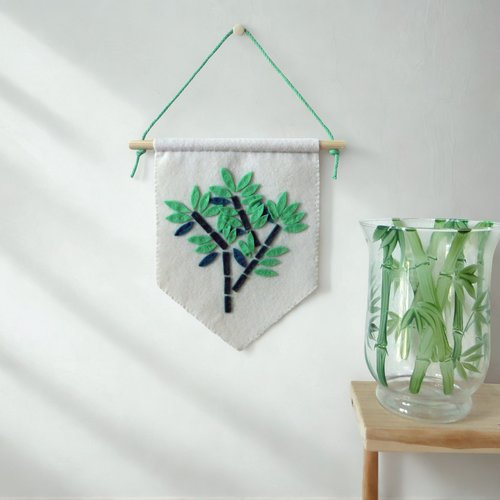 Decoration murale bambou, fanion en feutrine