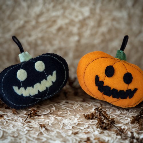 Citrouille jack o'lantern en feutrine, décoration d'halloween artisanale