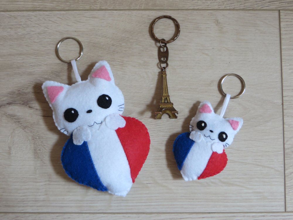 Porte-clef chat, peluche chat kawaii, dans un drapeau français, en  feutrine, fait main, pour le 14 juillet - Un grand marché