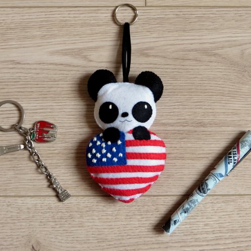 Décoration panda, kawaii, peluche dans un drapeau américain, en feutrine, fait main, à suspendre