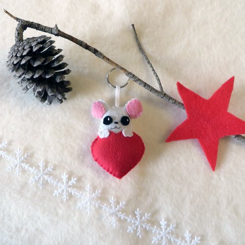 Porte clé souris dans un coeur rouge, cadeau pour dire je t'aime