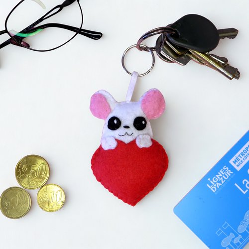 Porte clé souris dans un coeur rouge, cadeau pour dire je t'aime
