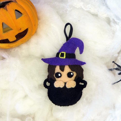 Sorcière en feutrine dans un chaudron – déco d'halloween fait main