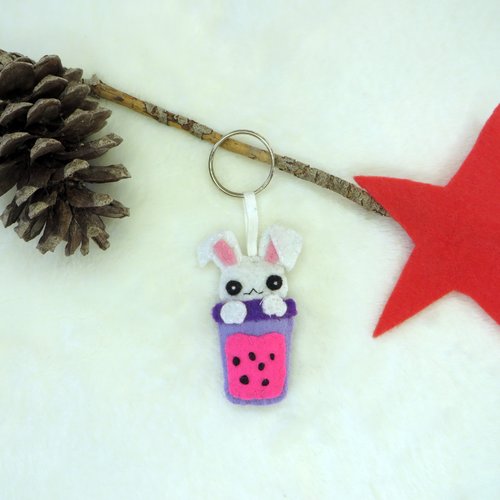 Porte clé lapin kawaii dans un bubble tea, accessoire en feutrine à offrir
